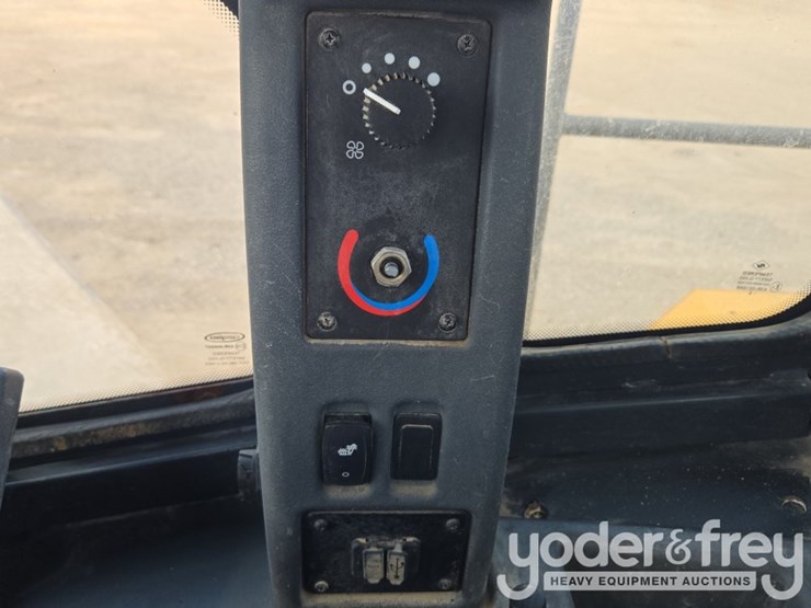 2019-deere-744k-image-67