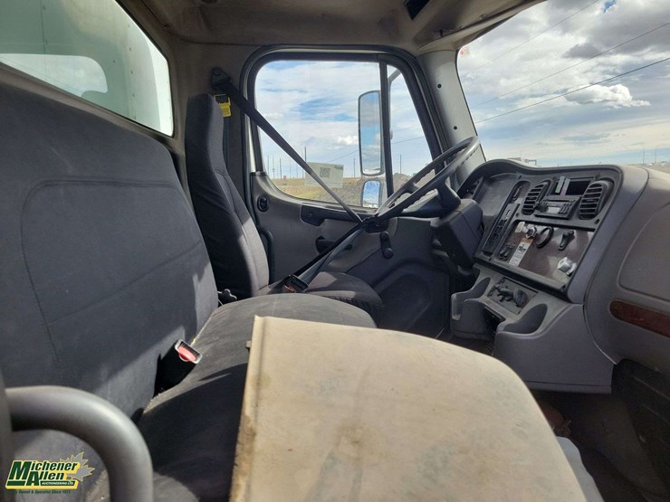 2006-freightliner-m2-106-image-27