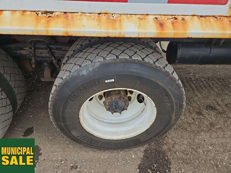 2019-freightliner-m2-106-image-13