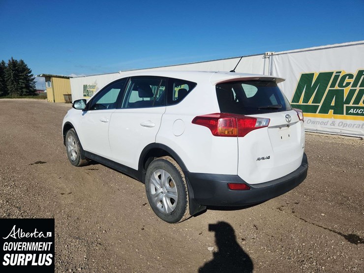 2015-toyota-rav4-le-image-3