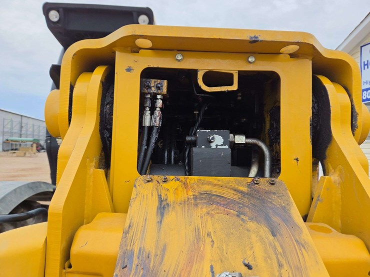 caterpillar-th514d-image-28