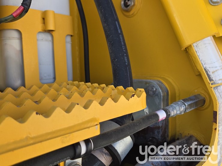 2018-komatsu-d61ex-24-image-35