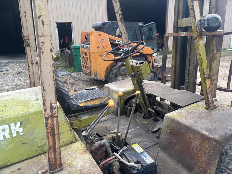 #3332-•-clark-it40b-forklift-image-21