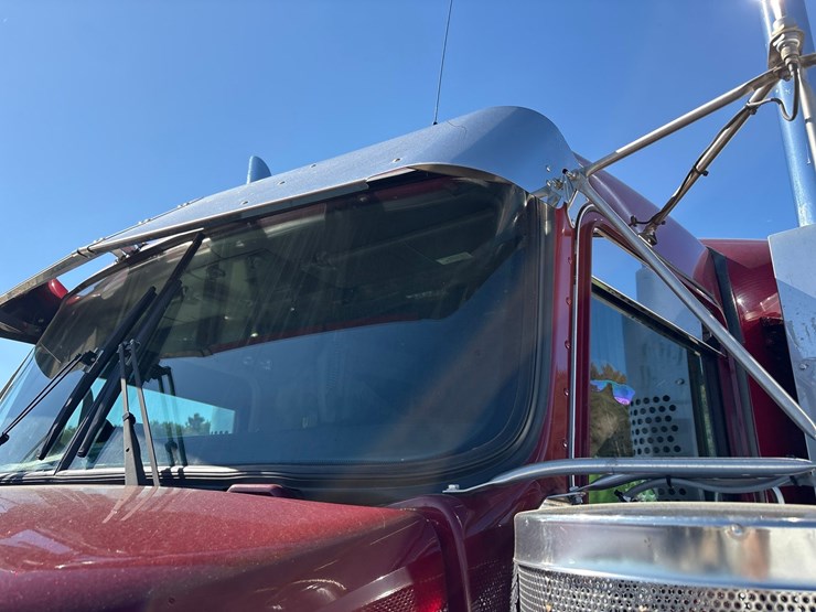 2023-kenworth-w900l-image-11
