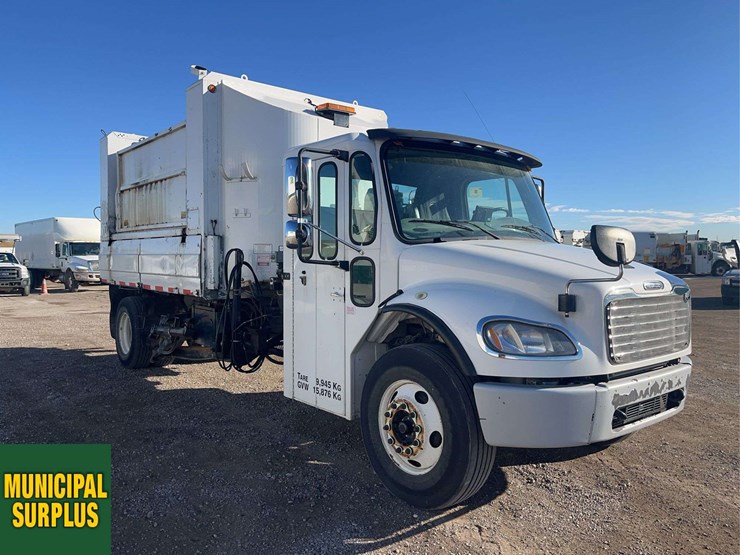 2015-freightliner-m2-106-image-2