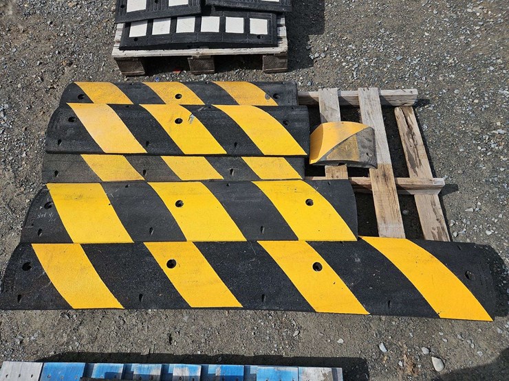 1-pallet-of-rubber-construction-curbs-image-3