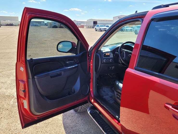 2013-chevrolet-suburban-1500-image-14