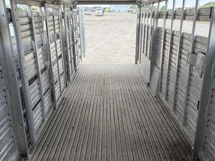 2005-featherlite-8127-image-22