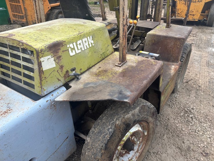 #3332-•-clark-it40b-forklift-image-18