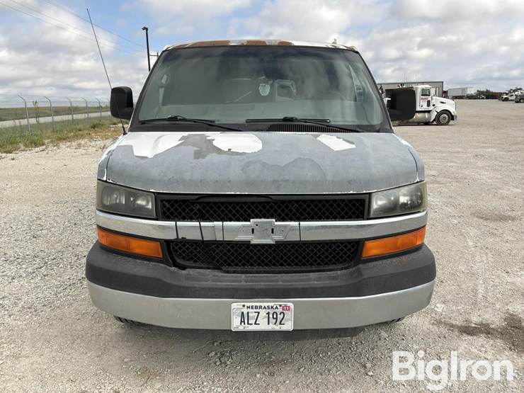 2009-chevrolet-express-g3500-image-2