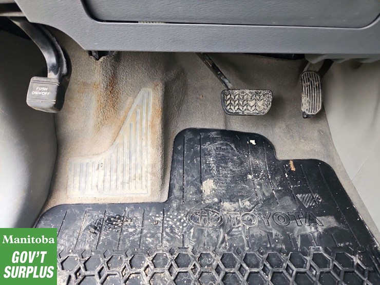 2013-toyota-sienna-image-21
