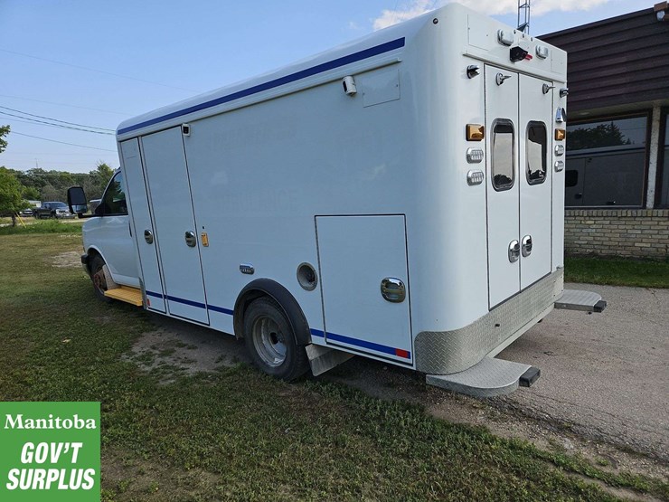 2020-chevrolet-express-s/a-ambulance-image-3