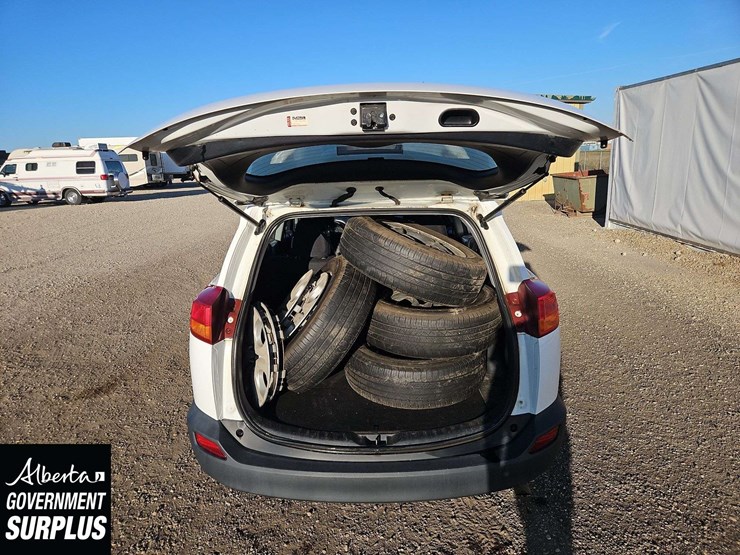 2015-toyota-rav4-le-image-15
