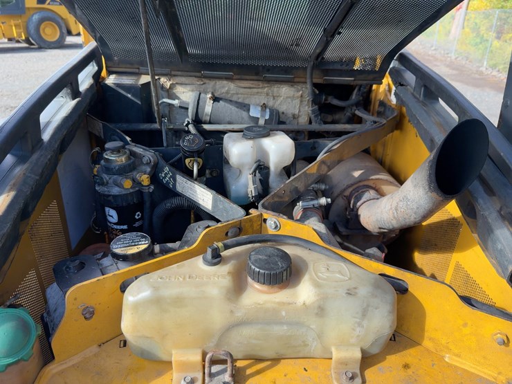 2013-deere-323d-image-17