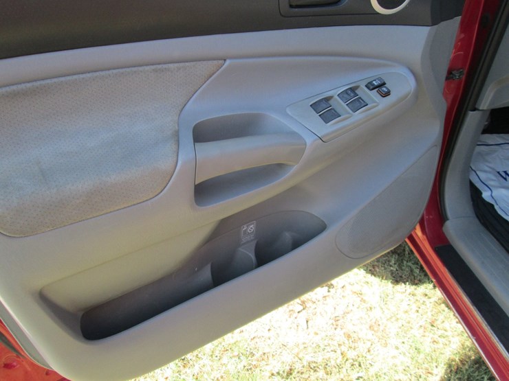 2005-toyota-tacoma-image-28