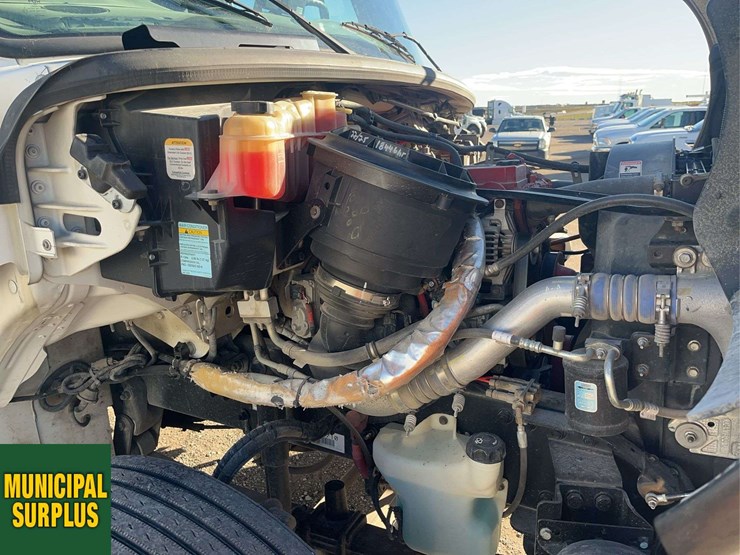 2015-freightliner-m2-106-image-23