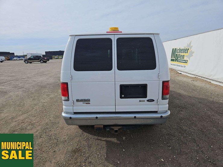2014-ford-cargo-image-6