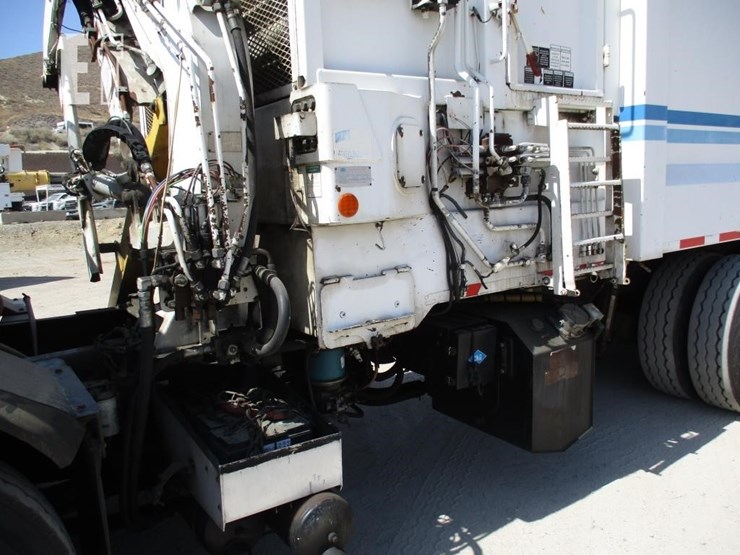 2010-peterbilt-320-image-21