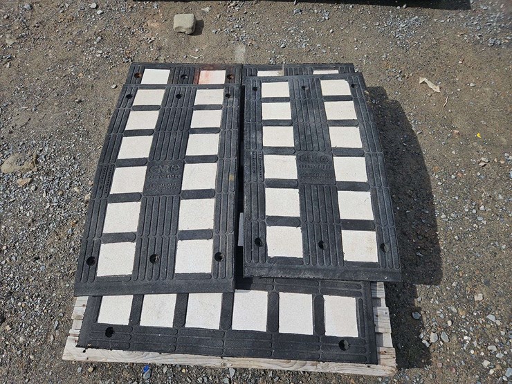 1-pallet-of-rubber-construction-curbs-image-3