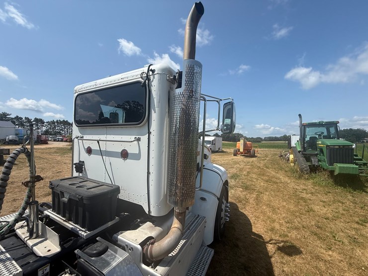 2012-peterbilt-384-image-22