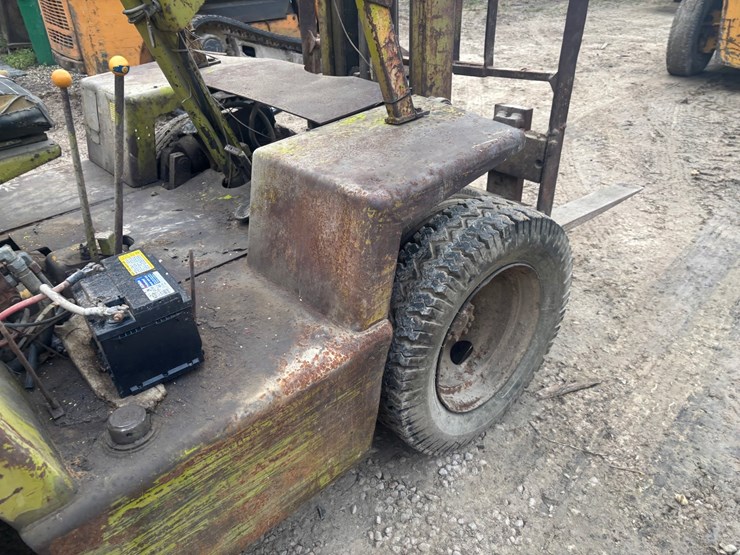 #3332-•-clark-it40b-forklift-image-22