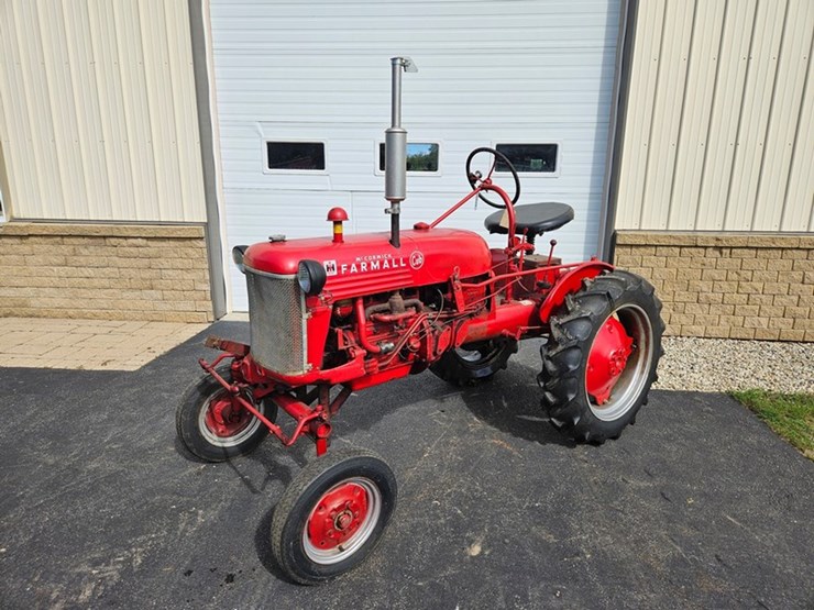 #2508-•-farmall-cub-tractor-image-1
