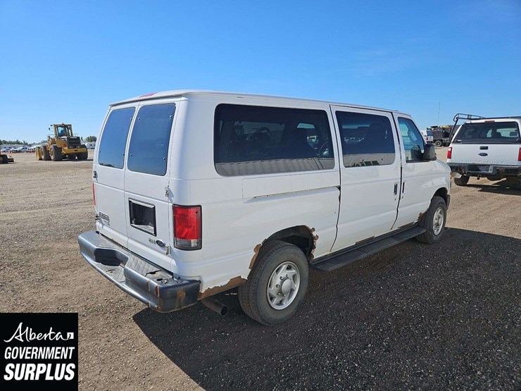 2014-ford-cargo-image-4