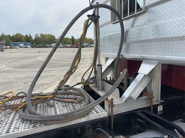 2022-peterbilt-389-image-16