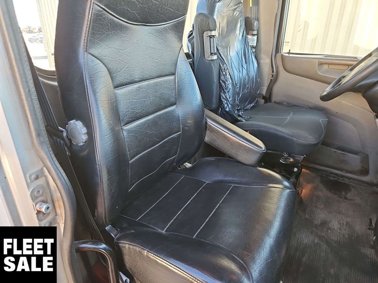 2015-peterbilt-348-image-31