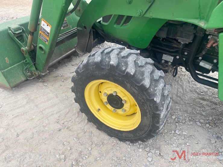 john-deere-3320-image-12