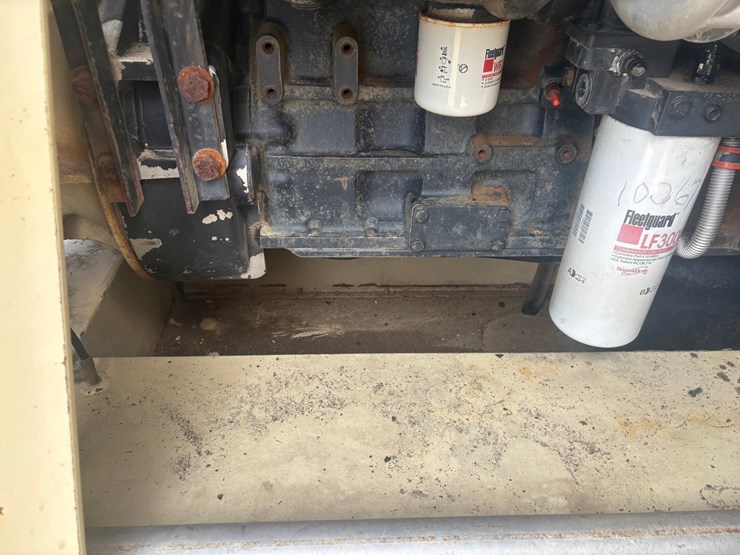 #3338-•-ingersoll-rand-ir900-towable-air-compressor-image-32