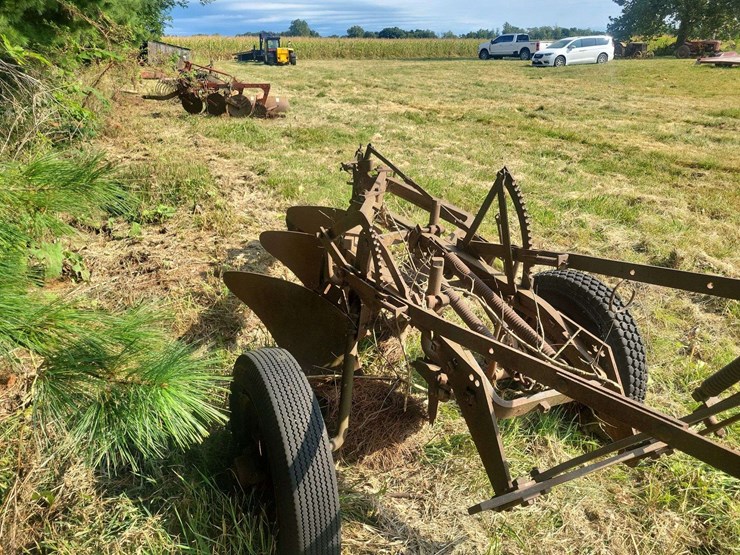 tractor-drawn-pull-type-moldboard-plow-image-4