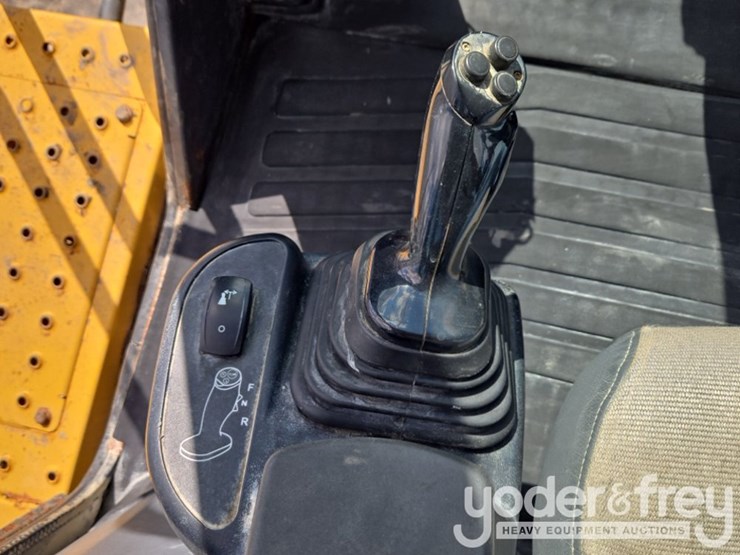 2019-deere-744k-image-63