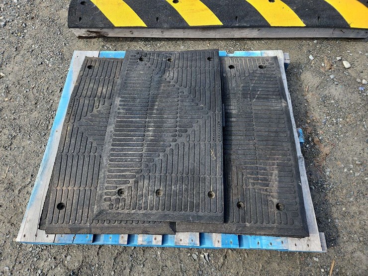 1-pallet-of-rubber-construction-curbs-image-3