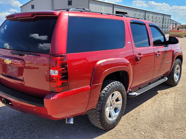 2013-chevrolet-suburban-1500-image-5