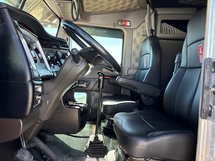 2023-kenworth-w900l-image-74