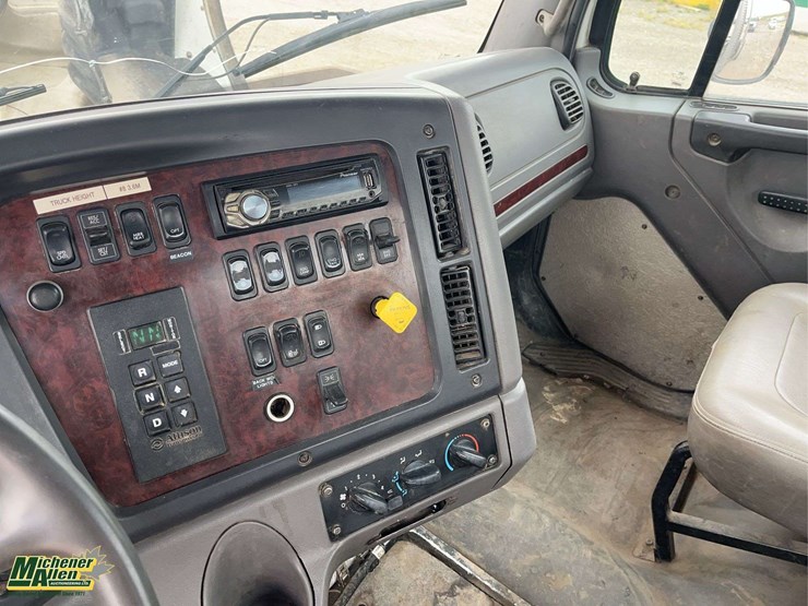 2009-freightliner-m2-106-image-16
