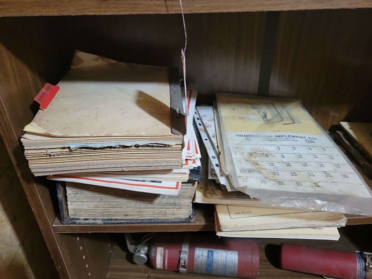 allis-chalmers-collectibles,-equipment-manuals,-and-shop-lot-image-3