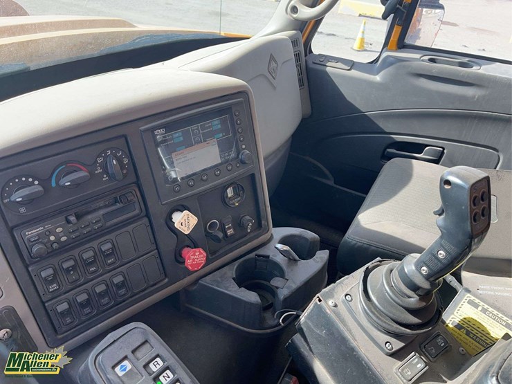 international-workstar-7600-image-16