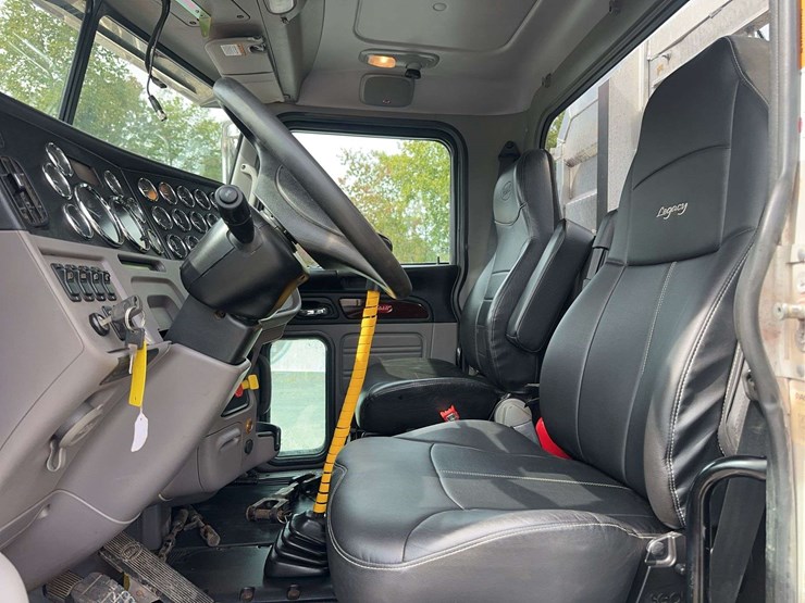 2022-peterbilt-389-image-23