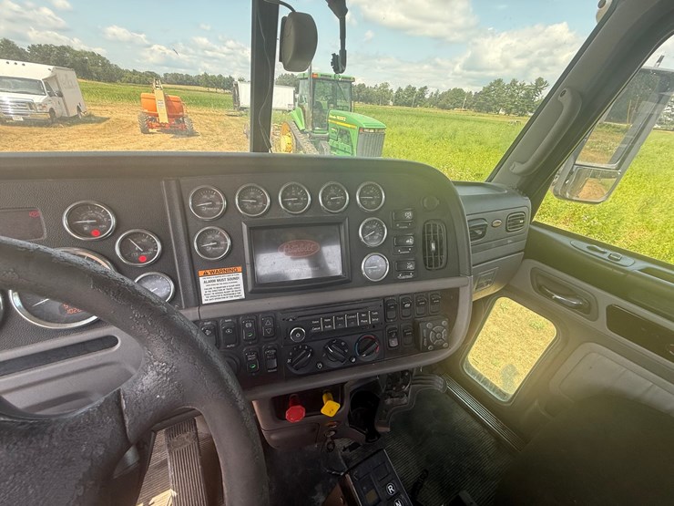 2012-peterbilt-384-image-32
