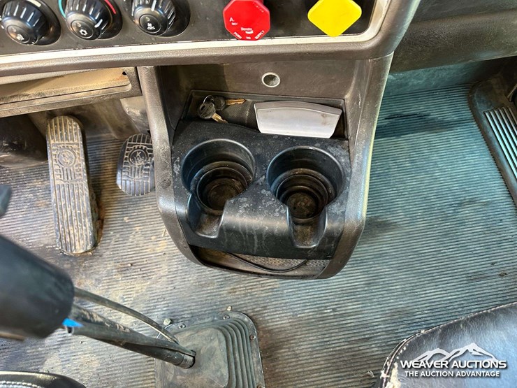 2011-kenworth-t800-image-26