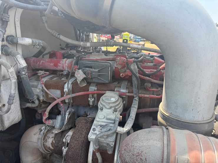 2012-peterbilt-384-image-38