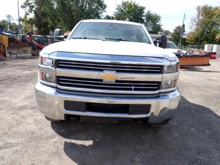 2017-chevrolet-silverado-2500hd-image-2
