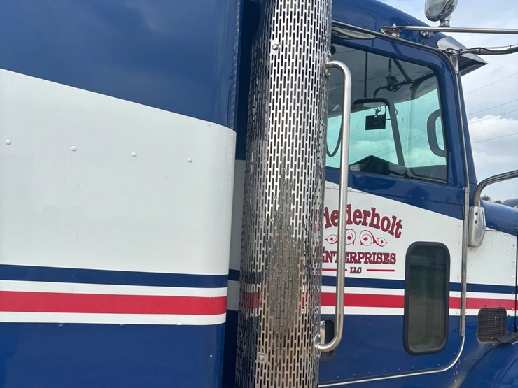 2014-peterbilt-384-image-35