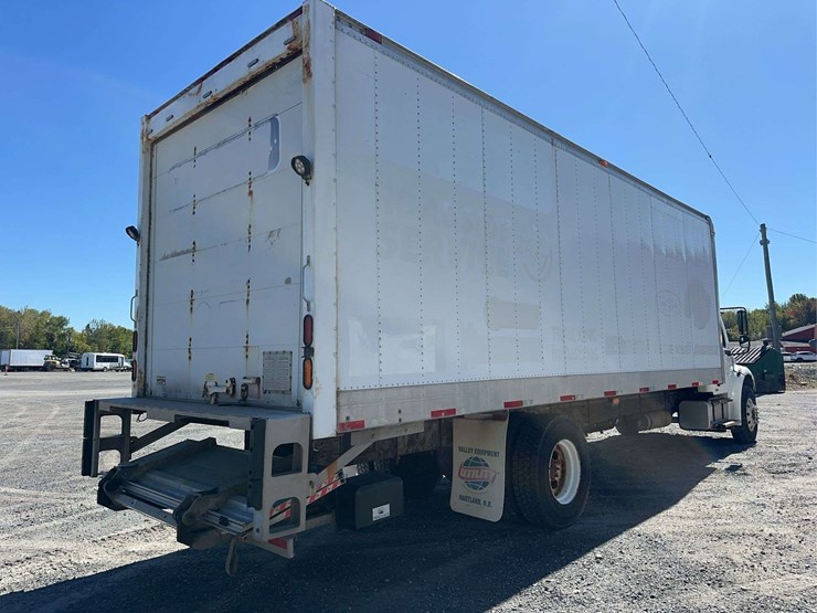 2005-freightliner-m2-106-image-5