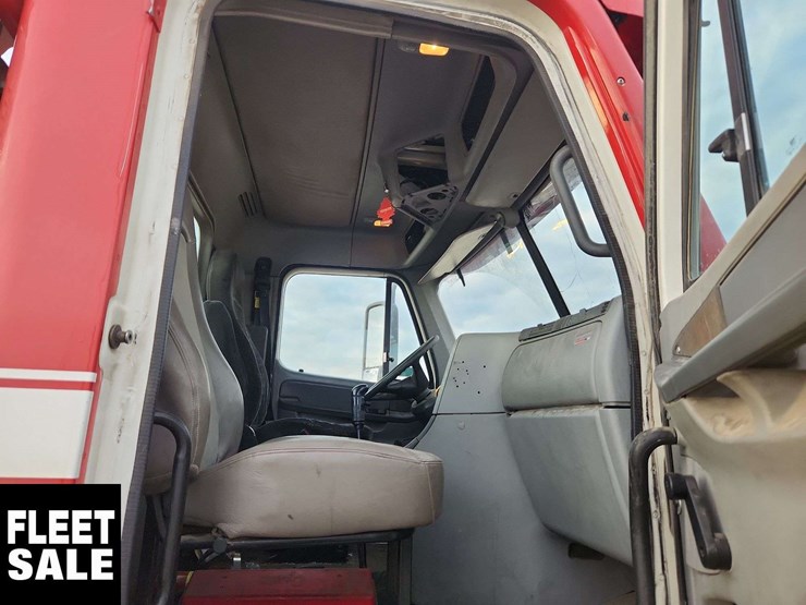 2005-freightliner-columbia-120-image-17