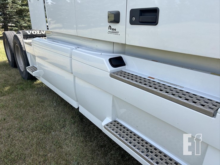 2012-volvo-vnl64t670-image-44
