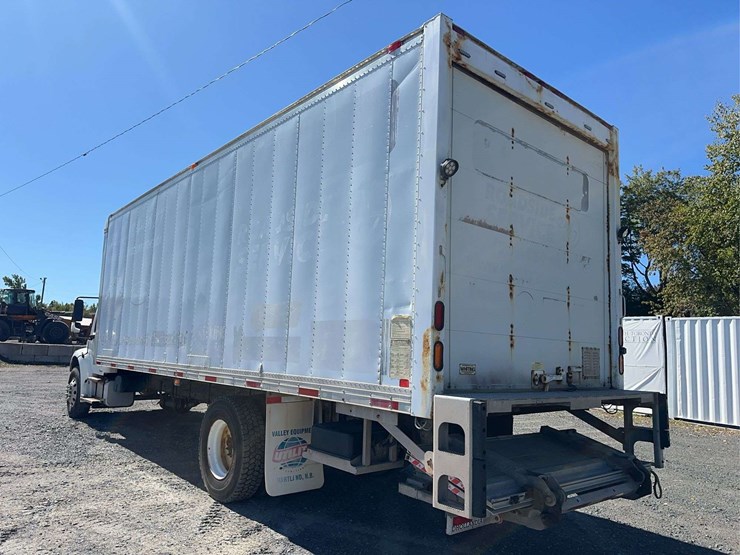 2005-freightliner-m2-106-image-7
