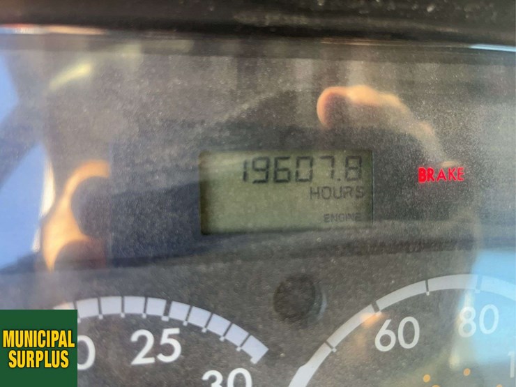 2015-freightliner-m2-106-image-22